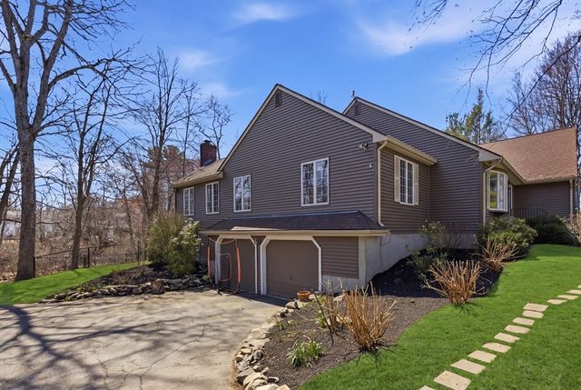 28 Lancelot Ct, Norwood, MA 02062
