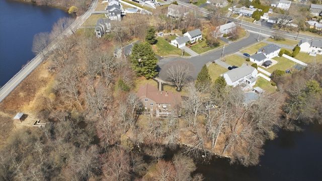 28 Lancelot Ct, Norwood, MA 02062