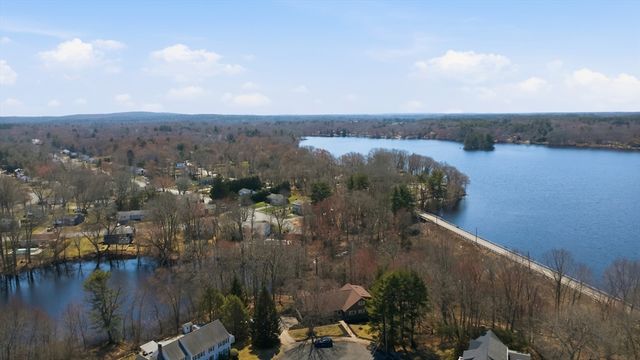 28 Lancelot Ct, Norwood, MA 02062