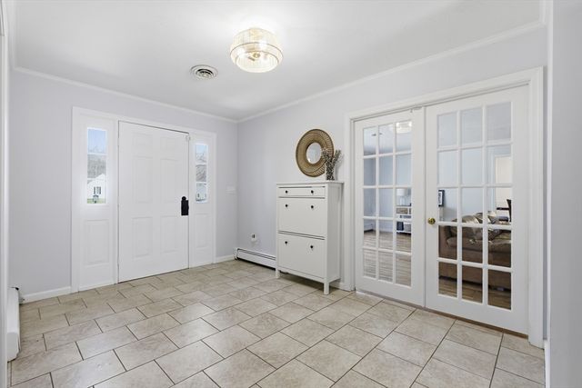 28 Lancelot Ct, Norwood, MA 02062