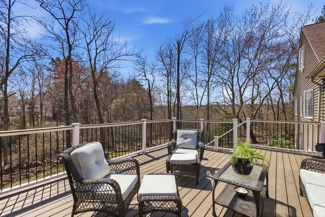 28 Lancelot Ct, Norwood, MA 02062