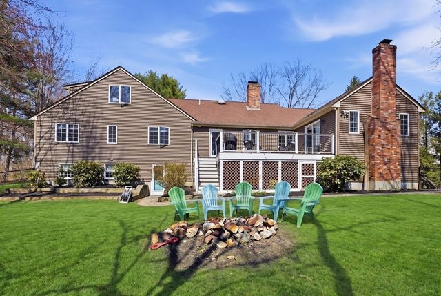 28 Lancelot Ct, Norwood, MA 02062