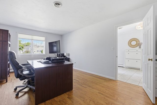28 Lancelot Ct, Norwood, MA 02062