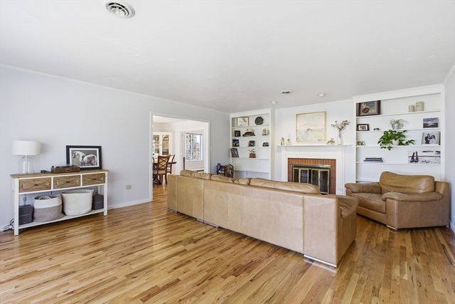 28 Lancelot Ct, Norwood, MA 02062