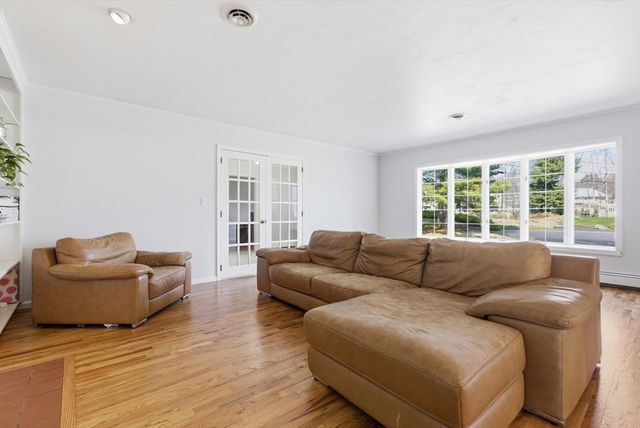 28 Lancelot Ct, Norwood, MA 02062