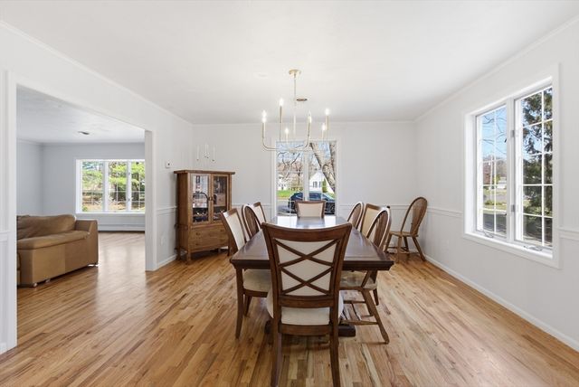 28 Lancelot Ct, Norwood, MA 02062