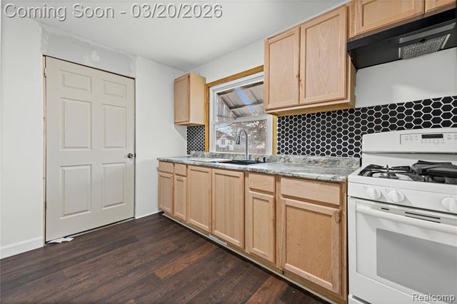 11033 Continental Avenue, Warren, MI 48089