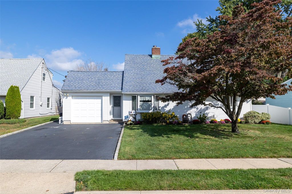 125 Meridian Road, Levittown, NY 11756