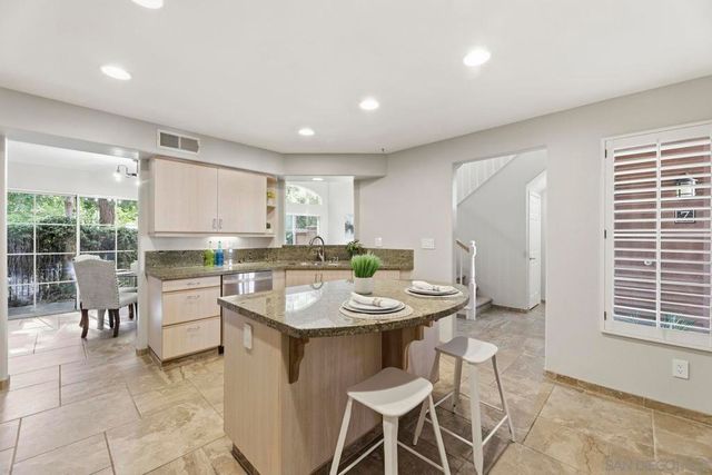 11908 Tivoli Park Row 7, San Diego, CA 92128