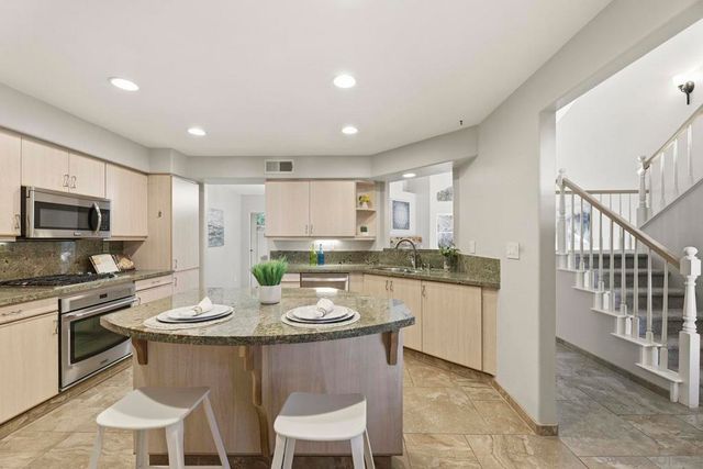 11908 Tivoli Park Row 7, San Diego, CA 92128