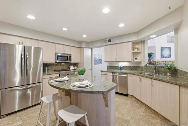 11908 Tivoli Park Row 7, San Diego, CA 92128