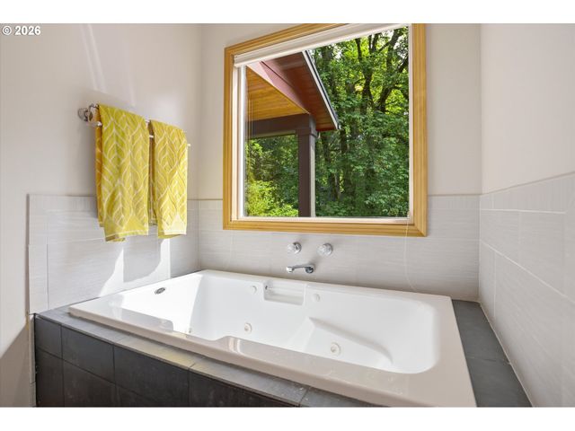 21180 S SWEETBRIAR Rd, West Linn, OR 97068