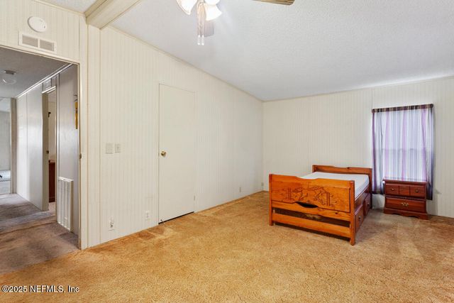 100 MANGELS Drive, Interlachen, FL 32148