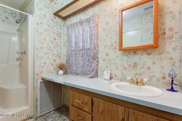 100 MANGELS Drive, Interlachen, FL 32148