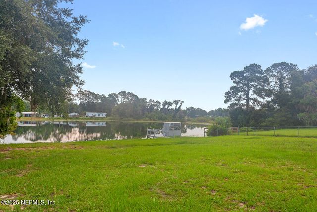 100 MANGELS Drive, Interlachen, FL 32148