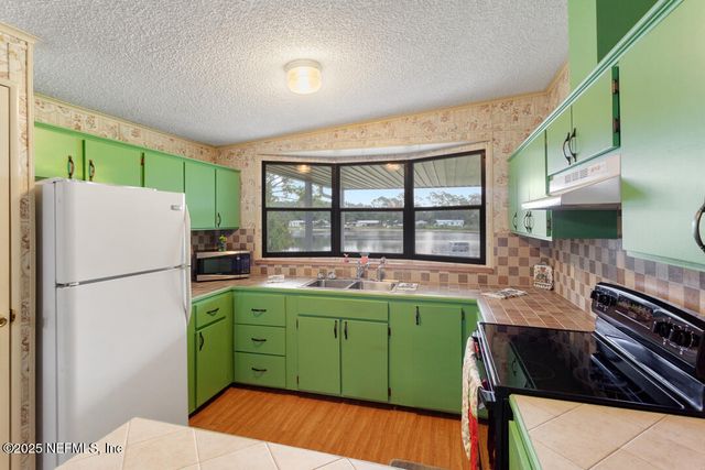 100 MANGELS Drive, Interlachen, FL 32148