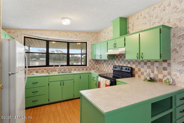 100 MANGELS Drive, Interlachen, FL 32148