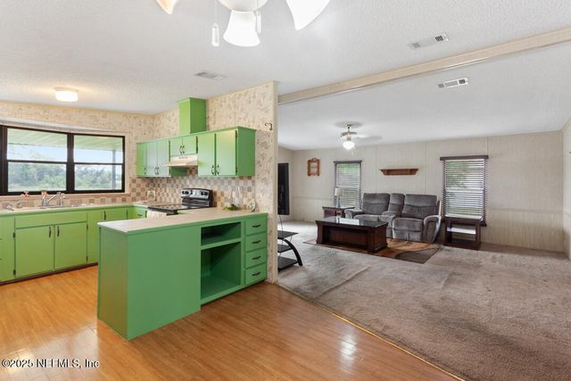 100 MANGELS Drive, Interlachen, FL 32148