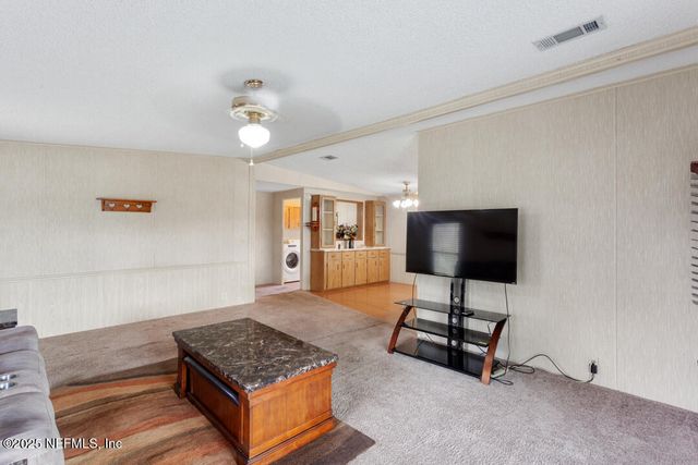 100 MANGELS Drive, Interlachen, FL 32148