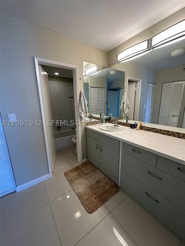 20515 E Country Club Dr 747, Aventura, FL 33180