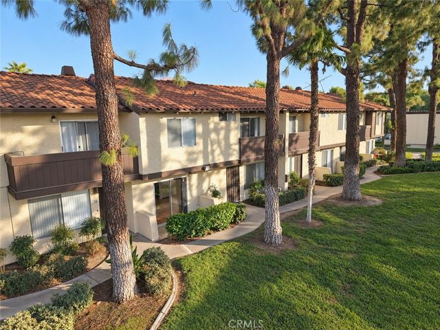 1097 Santo Antonio 27, Colton, CA 92324