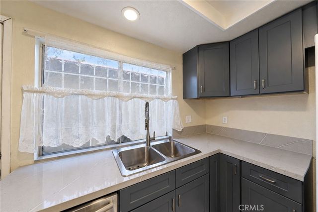 1097 Santo Antonio 27, Colton, CA 92324