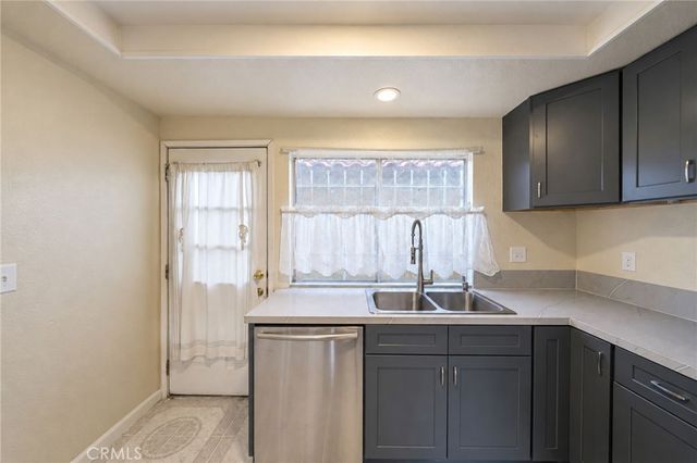 1097 Santo Antonio 27, Colton, CA 92324