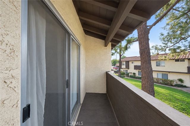 1097 Santo Antonio 27, Colton, CA 92324