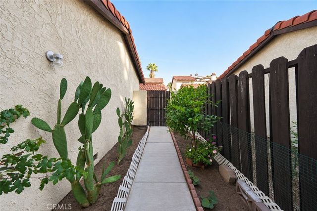 1097 Santo Antonio 27, Colton, CA 92324