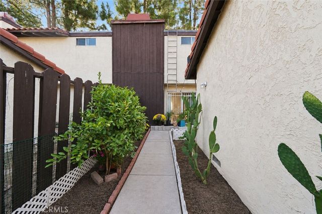 1097 Santo Antonio 27, Colton, CA 92324