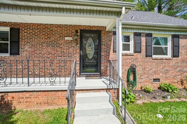 710 Heatherwood Drive, Hendersonville, NC 28792