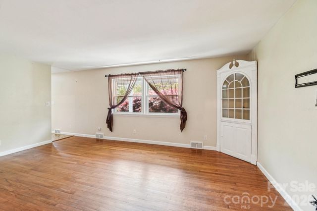 710 Heatherwood Drive, Hendersonville, NC 28792