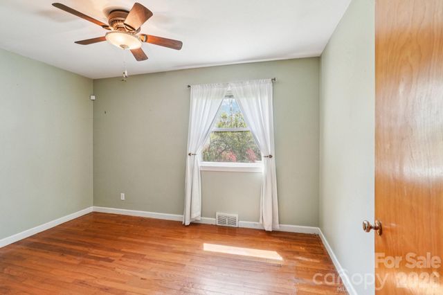 710 Heatherwood Drive, Hendersonville, NC 28792