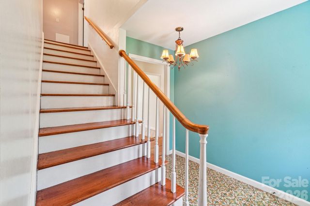 710 Heatherwood Drive, Hendersonville, NC 28792
