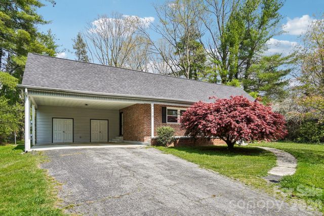 710 Heatherwood Drive, Hendersonville, NC 28792