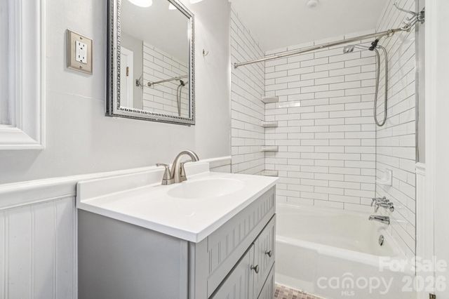 710 Heatherwood Drive, Hendersonville, NC 28792