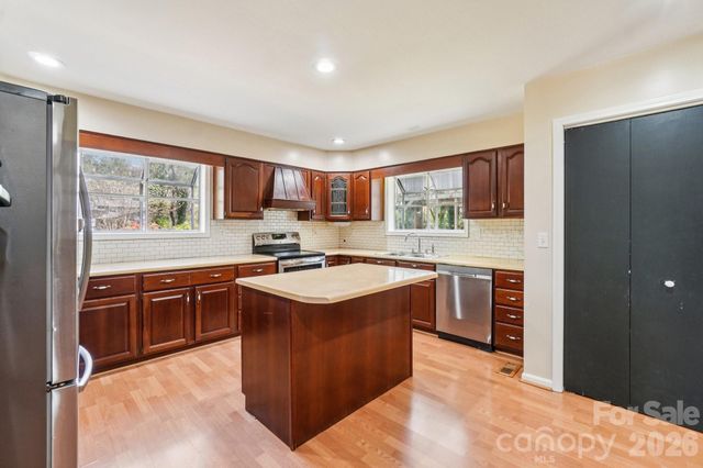 710 Heatherwood Drive, Hendersonville, NC 28792