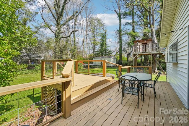 710 Heatherwood Drive, Hendersonville, NC 28792