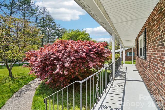 710 Heatherwood Drive, Hendersonville, NC 28792