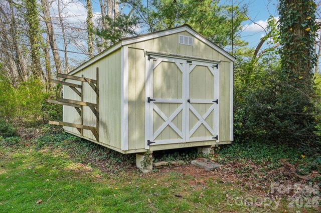 710 Heatherwood Drive, Hendersonville, NC 28792