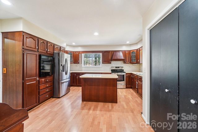710 Heatherwood Drive, Hendersonville, NC 28792