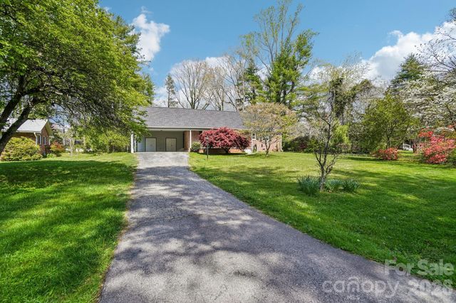 710 Heatherwood Drive, Hendersonville, NC 28792