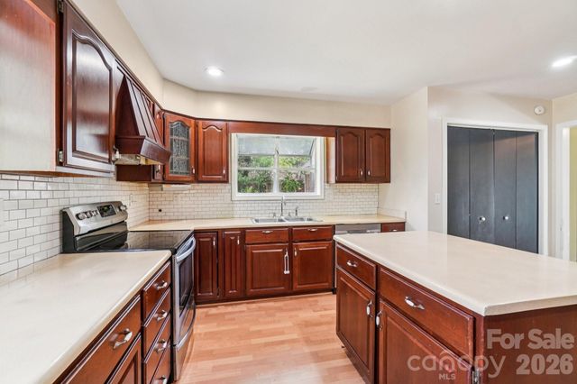 710 Heatherwood Drive, Hendersonville, NC 28792