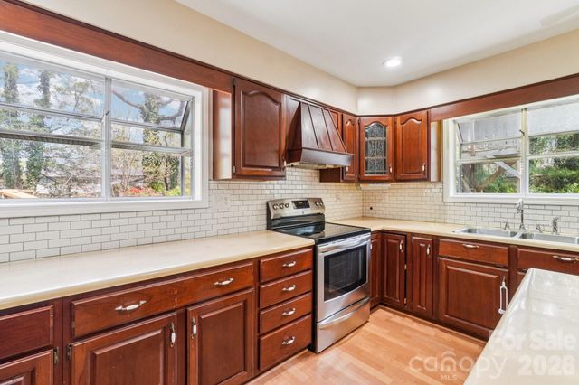 710 Heatherwood Drive, Hendersonville, NC 28792