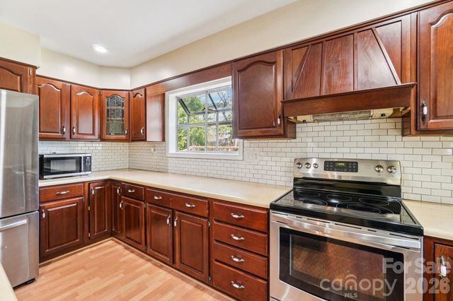 710 Heatherwood Drive, Hendersonville, NC 28792