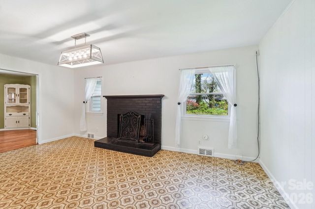 710 Heatherwood Drive, Hendersonville, NC 28792