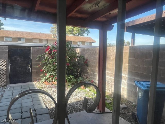 2482 Paradise Village Way, Las Vegas, NV 89120