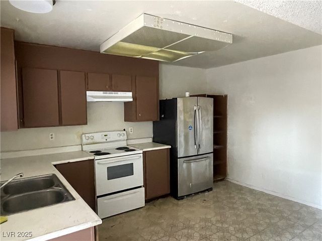 2482 Paradise Village Way, Las Vegas, NV 89120