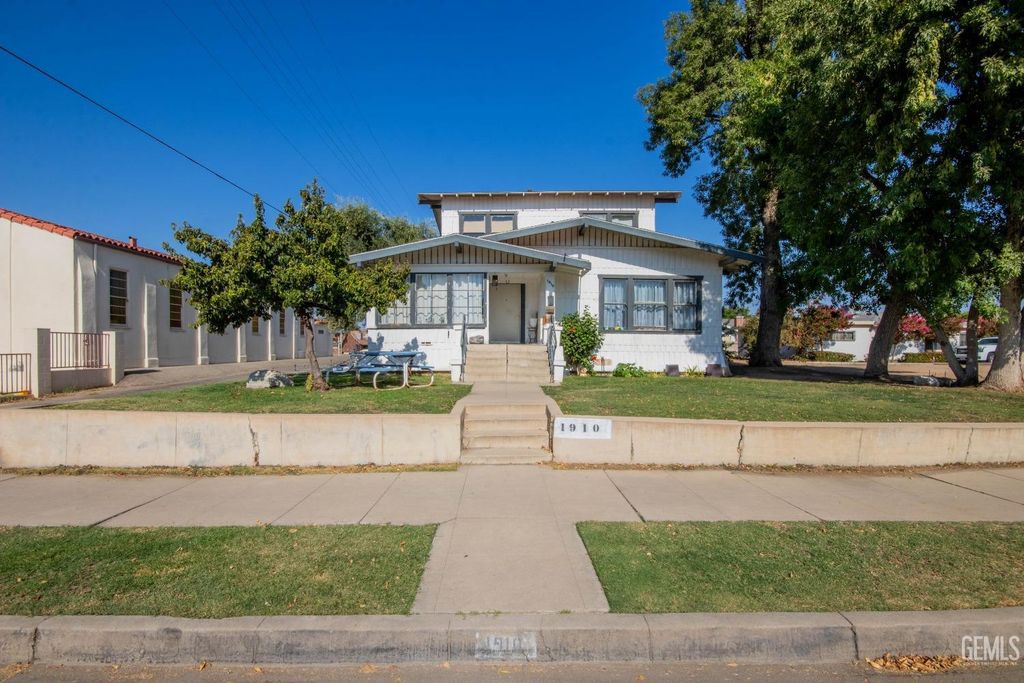 1910 Baker Street, Bakersfield, CA 93305