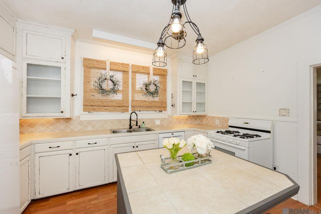 137 4th St, Port Allen, LA 70767